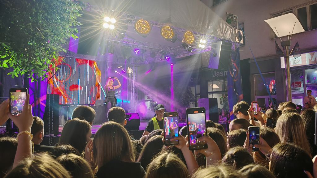 Loznica zasijala svetlom lila: Završen festival LilaLo 9 festival lilalo koncert